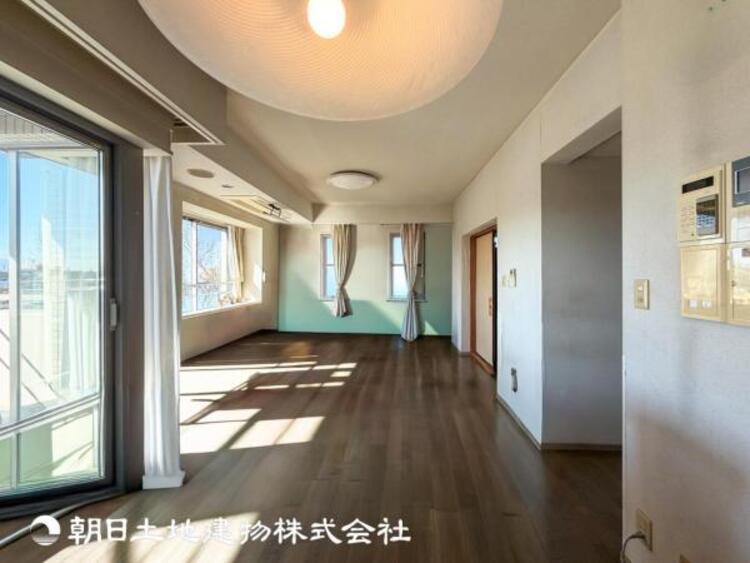 居間 【リビング】開放的で明るい空間が広がるLDK。リビングには暖かな太陽が降り注ぎ、爽やかな住空間です。お友達を呼んでお茶をしたり、一緒に料理を楽しみながら楽しい時間を。