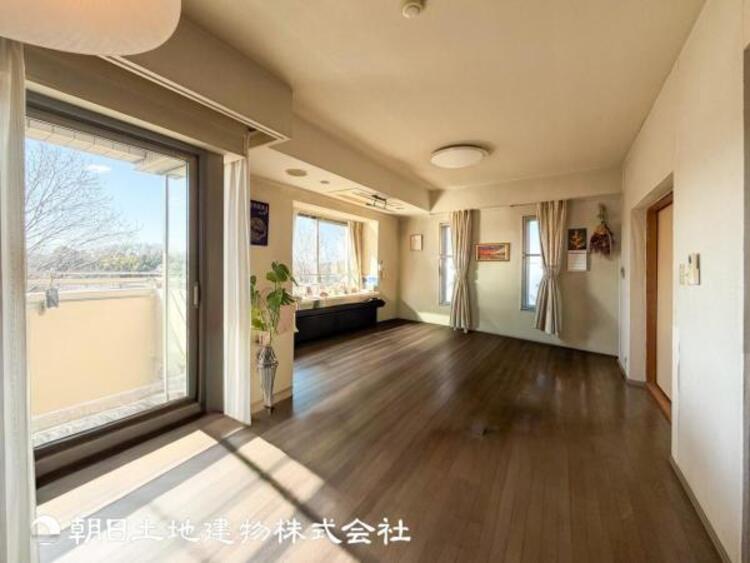 居間 【リビング】リビングにはみんなが集い、食事や楽しい会話が始まる。話に夢中になりすぎて、ついつい時を忘れてしまう。そんな束の間の幸せを感じさせてくれる場所。お子様の勉強スペースとしても活用できます。