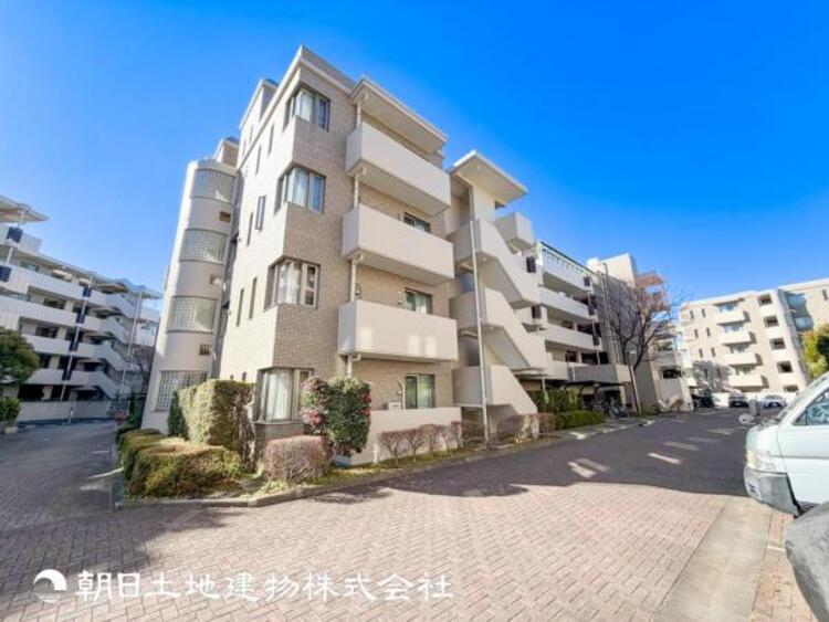 外観 【外観写真】家族の色を映し出す洗練された邸宅は、ずっと輝き続けながらいつしか街の風景に溶け込んでいきます。