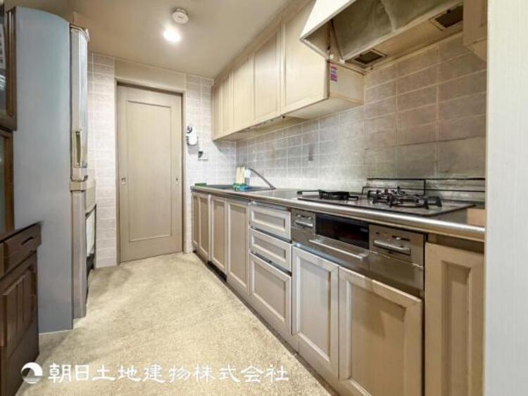 キッチン 【キッチン】仲良しなご夫婦、お子様、みんなでお料理ができる程の贅沢なスペースを実現したキッチンとなっております。みんなで作った料理を召し上がりながらの会話は盛り上がること間違いなしです。