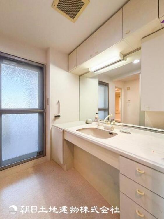 洗面 【洗面化粧台】慌ただしい1日が始まり、充実した1日の終わりを締めくくる洗面所。快適に過ごせることはもちろん、収納や機能性を兼ね備えた洗面化粧台です。