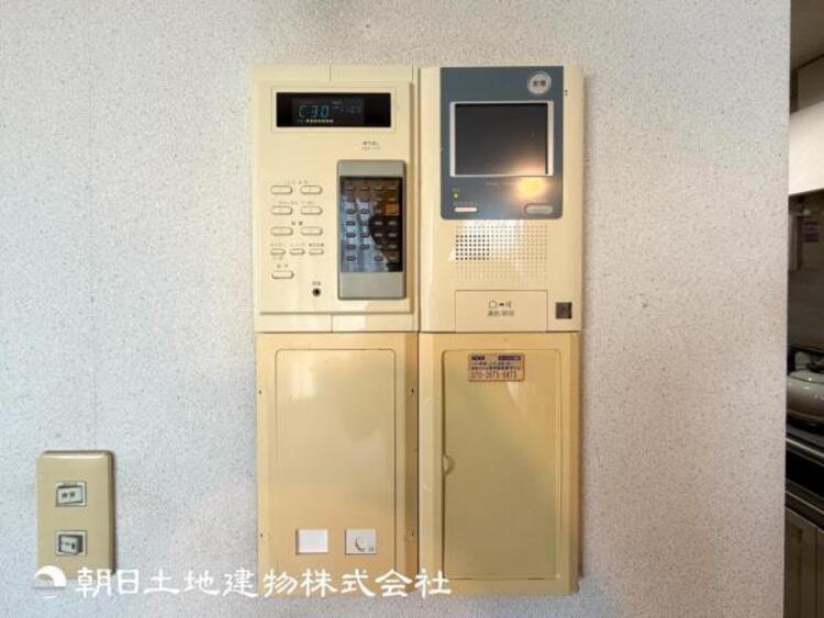 設備 【モニター付きインターホン】訪問者の確認が出来るので、セキュリティ対策にも最適のモニター付きインターホン。