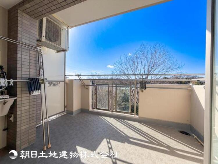 バルコニー 【バルコニー】広々としたバルコニースペース。日々のお洗濯もはかどります。陽当たりの良いバルコニー。お洗濯も良く乾きます。