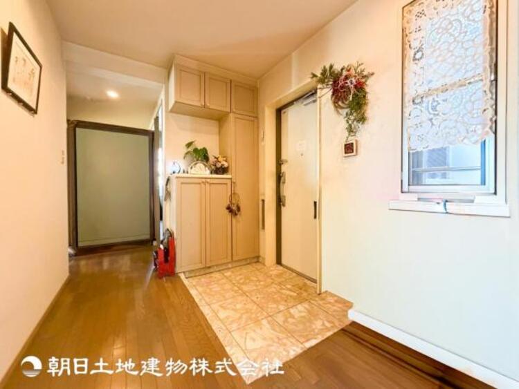 その他 【玄関】家族の帰り、遊びに来る友人、知人を優しく迎え、温もりに満ちた生活空間を予感させる。帰りたい家がここにあります。