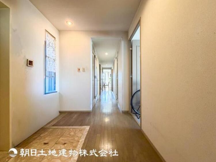 その他 【廊下】明るく開放的です。収納スペースもあります。