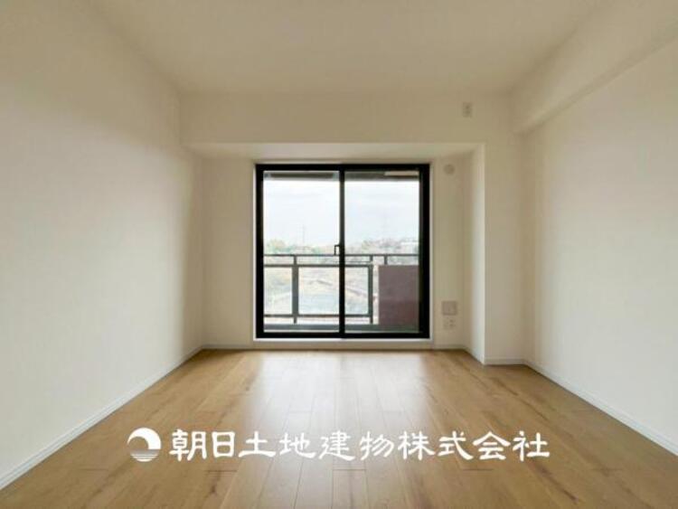 内装 【居室】爽やかな空間演出とセンス良く纏められた室内は良質な寛ぎ空間。そこで暮らす大切な人達のことを考え造りこんだ空間は日々の生活に安らぎを与えてくれます。