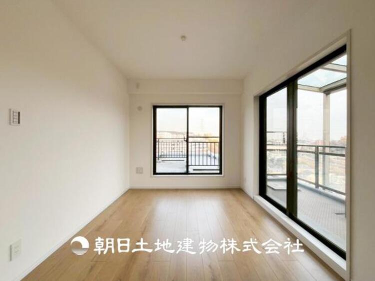 内装 【居室】大切な家族一人ひとりの大切な個別空間。趣味・感性で個性的に飾って頂けるようシンプルに仕上げてあります。自分時間を充実させながら心豊かなひとときを過ごすための大切な空間。