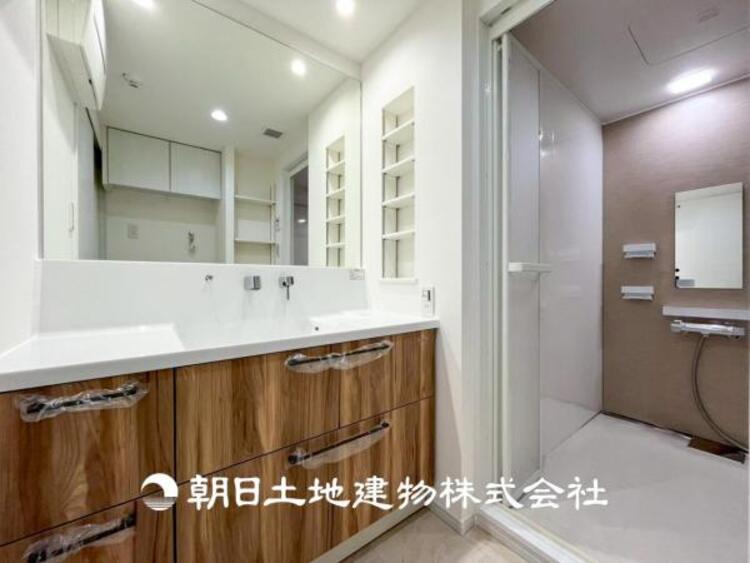 居間 【リビング】1日の中で最も長い時間を過ごすことになるリビングだからこそ、いつも笑顔があふれる空間であるように。広々とした空間から幸せな未来を。