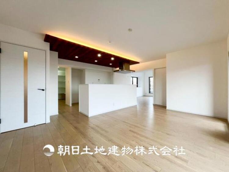 居間 【リビング】1日の中で最も長い時間を過ごすリビングは、笑顔があふれる空間です。広々とした空間から幸せな未来を。