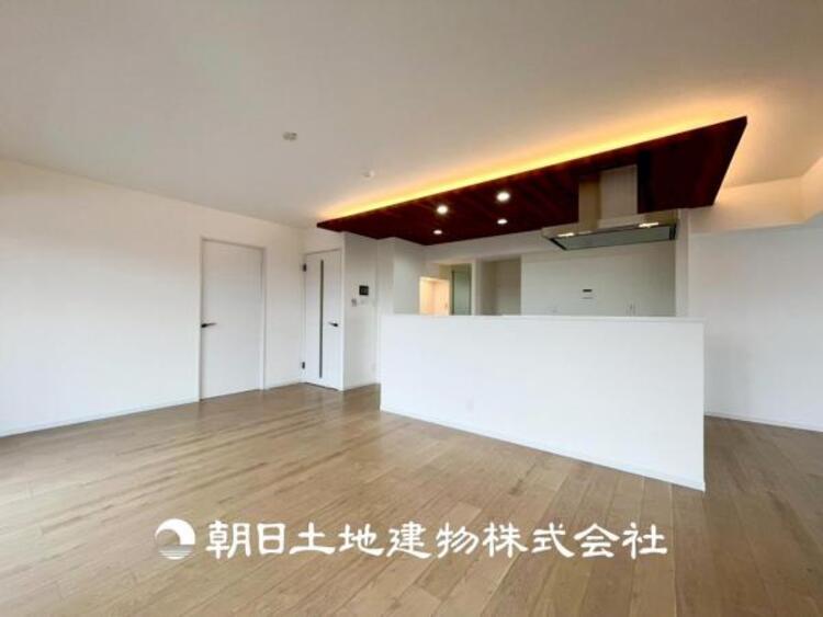 居間 【リビング】リビングにはみんなが集い、食事や楽しい会話が始まる。話に夢中になりすぎて、ついつい時を忘れてしまう。そんな束の間の幸せを感じさせてくれる場所。お子様の勉強スペースとしても活用できます。