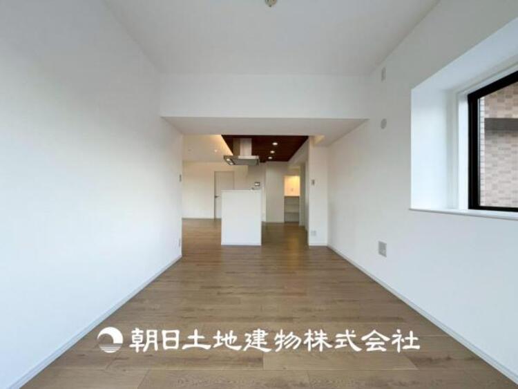 居間 【リビング】大切なご家族、招いた友人と過ごすひと時を溢れる光が優しく包み込む空間。大切な人とともに、心穏やかに過ごすひととき。家族との時間、自分の時間を大切にできる空間を作りました。