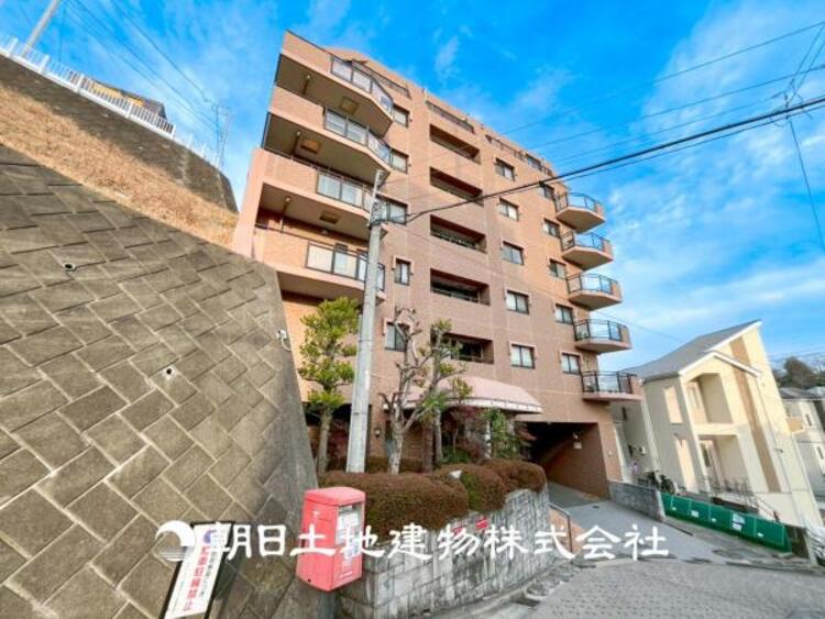 外観 【外観写真】表現された空間はたくさんの光を浴び、風を感じ、暮らしの時間を豊かにしてくれます。デザインされた空間と競い合うかのような充実した建物と共に大切な家族の思い出を刻んでいきます。