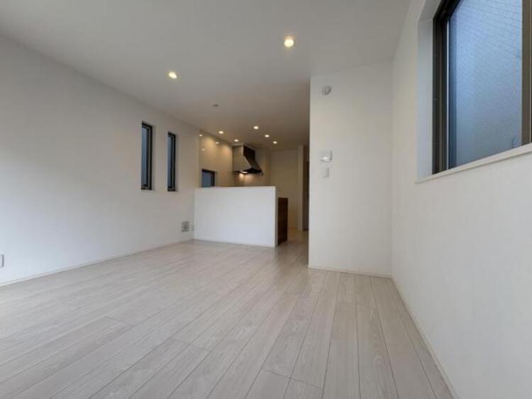 居間 ●〇家族と過ごすひと時を溢れる光が優しく包み込むリビングダイニング。家族とともに、心穏やかに過ごすひととき。家族との時間、自分の時間を大切にできる空間がここにあります。LDKで過ごす時間は大事ですね●