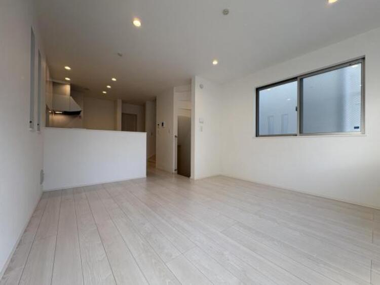 居間 ●〇オープンでのびやかな空間を生み出す、こだわりの広がりとゆとり。家族と過ごす時間を大切にしたい方に合う明るくゆとりある住空間です。南側の窓からの日差しがリビングの中までしっかりと届きます　〇●