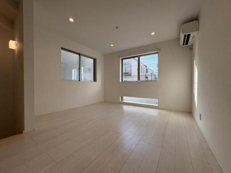 居間 ●〇家族の思いを抱きながら、平和であることに感謝したくなる悠久の時。あたかかく感じるのは、陽当りだけではなかった！広く和やかに暮らせる空間と家族の存在が胸にジーンと響きわたる。住まいがここに〇●