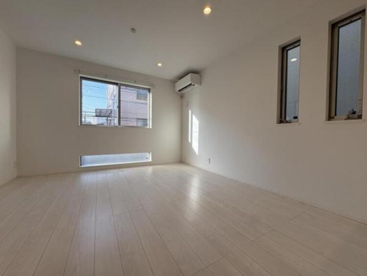 居間 ●〇採光、通風が心地よいお部屋です。お子様部屋にも、お父さんの書斎にも、どんな目的でも心地よくお使いいただけるようなデザインになっている為、家族構成の変化にも柔軟に対応できる居室となっております　〇●