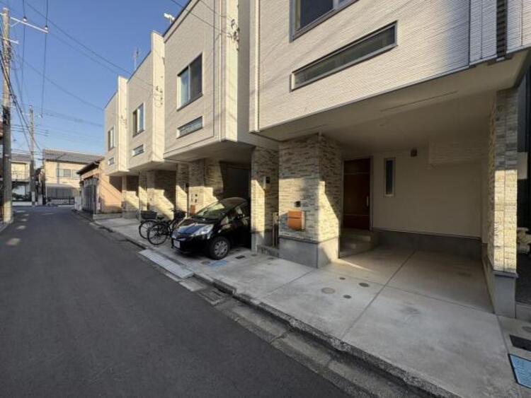 外観 ●〇閑静な住宅地に馴染む落ち着いた色合いの外観。長く愛着を持って住んで頂きたいからこそ飽きのこないシンプルな色目を採用しました。外壁には耐久性・防汚性に優れ、お掃除もしやすいたサイディング材を使用〇●