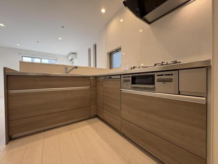 キッチン ●〇新しいキッチンは気分も上がり、家事も楽しくできそう。お手伝いをしてくれるお子様と並んで立てるキッチンは、ご家族のコミュニケーションを育む場として活躍します。収納力が高い事も大事なポイントです〇●