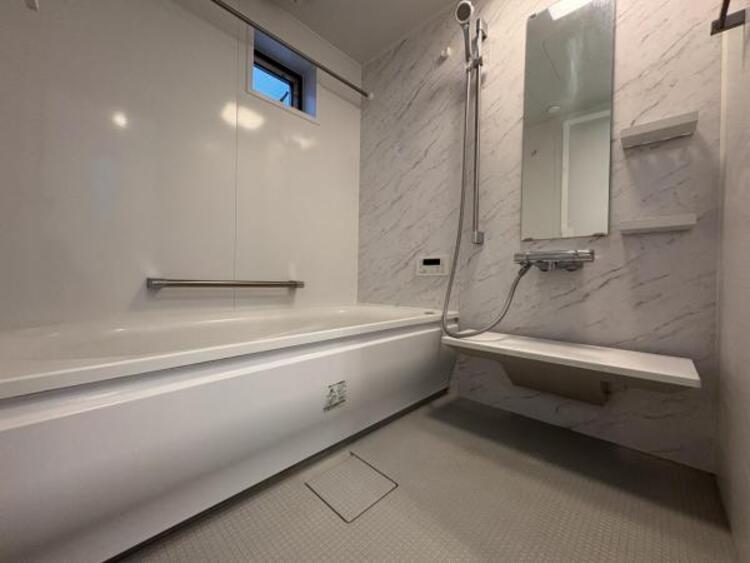 風呂 ●〇ユニットバスはゆったりとくつろげる1坪タイプ。足までしっかりと伸ばせる浴槽は心身ともにしっかりと疲れを癒してくれます。お子様と一緒の入浴でも充分な広さです。バスルームは疲れを癒すくつろぎの場所〇●