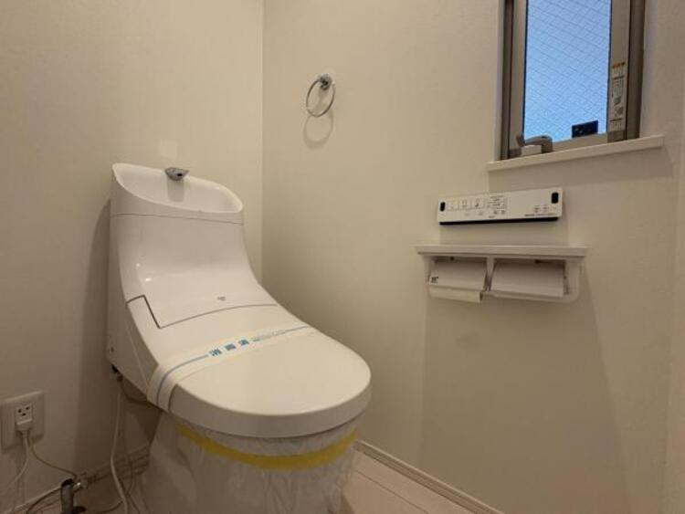 トイレ ●〇ゆとりをもった広さ、白ベースに清潔感ある空間です。もちろんウォシュレットも完備しております。小物を収納するスペースがあるのも良いですね。毎日頻繁に利用する大切な空間だからこそ、こだわりたいです〇●