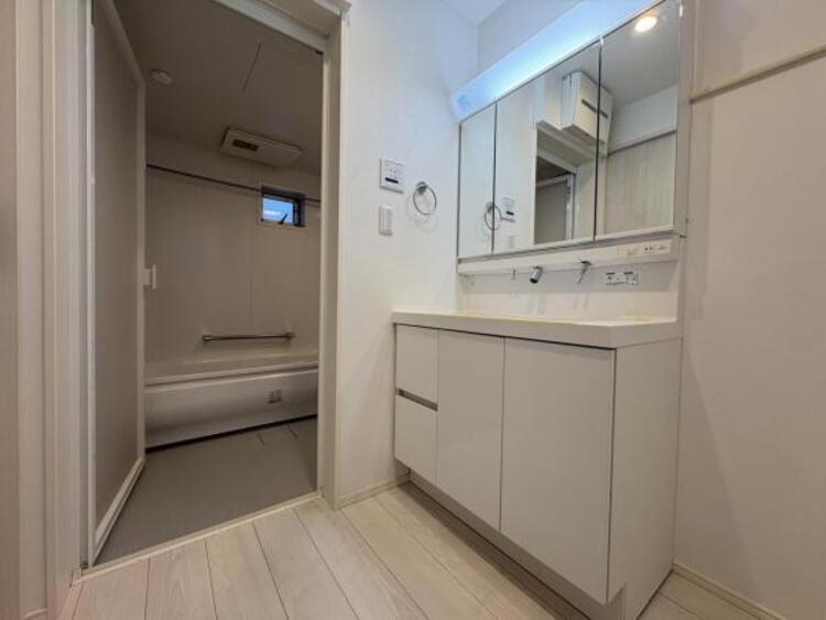 洗面 ●〇平日の朝であっても、落ち着きとくつろぎを感じられる。歯磨き粉が行方不明になるようなごちゃごちゃ感も解消。収納力の高い洗面所です。　コーディネートされた空間で気持ちよく身だしなみを整えられます　〇●