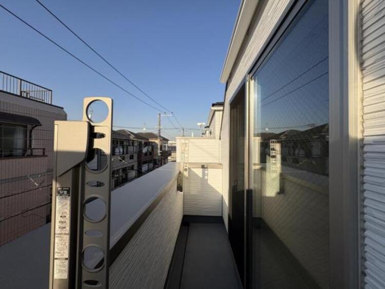バルコニー ●〇日当たり良好！晴れた日はお洗濯物も気持ちよく乾きます。バルコニーからたっぷりの光をうけたお布団やシーツから太陽のにおいが感じられます。一度に洗濯を干せる量を気にする家庭も満足できるスペースです〇●