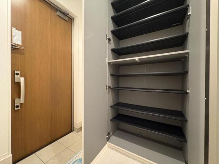 その他 ●〇お客様を迎える玄関は落ち着いた雰囲気。帰る度に洗練されたテイストの空間に迎えられ誇りと喜びを感じる玄関まわりです。そんな安らぎに満ちた生活空間を予感させる生活イメージが湧き出てきそうな物件です〇●