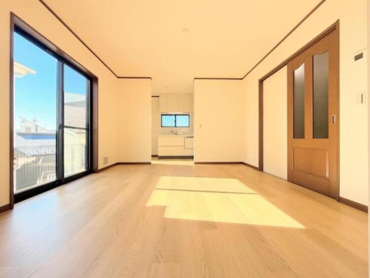 居間 ●〇明るく開放的な空間が広がるLDK。豊かな陽光が注ぎ込み爽やかな住空間を演出。ホームパーティーでもゲストと一緒に料理を楽しみながら楽しい時間を過ごせそう。広々としたLDKは床の掃除も楽です●