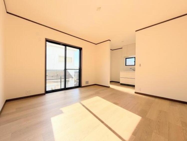 居間 ●〇玄関を開けて最初の一歩でわかる清潔感と開放感。毎日の暮らしを気持ちよくリセットしてくれる空気がうれしい、ずっと長く好きでいられる新築戸建です。深呼吸したくなるような毎日が、ここから始まります。〇●