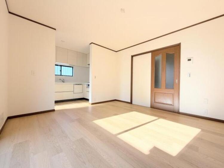 居間 ●〇仕事も趣味も子どもの成長も、ぜんぶ同じ屋根の下で無理なく両立できる間取り。帰るたび『うち最高』と自慢したくなる新築戸建、ここから新生活スタート。さあ今日から胸を張れるマイホームにしませんか〇●