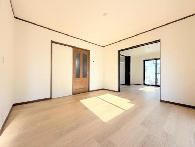 居間 ●〇ただ広いだけじゃなく、使いやすいがちゃんと計算されたリビングは家族の定位置になる予感。休日がちょっと特別に感じる、そんな新築マイホームです。家族の『ただいま』がちょっと誇らしくなる一棟です〇●