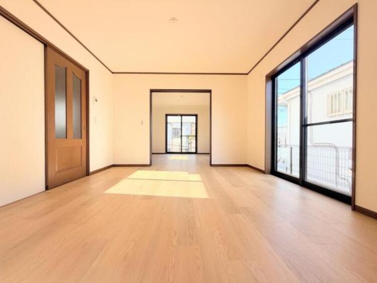 居間 ●〇広々ＬＤＫ。導線もしっかりと取れており、ダイニングテーブルやソファー、ローテーブル等の家具もしっかりと配置でき、サイズも選びません。ゆったりした広さの空間で家族団らんの時間をお過ごしください。〇●