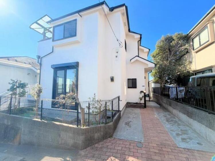 外観 ●〇ここから始まる「日常」はご家族にとってかけがえのない時間となります。少しでも豊かに、快適に。そんな想いから本邸宅は生まれました。周辺には利便性の高い施設や緑にあふれ、永住の地に相応しい環境です〇●