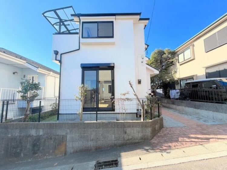 外観 ●〇深く豊かな緑と爽快な青い空を感じる、まるで杜の中に暮らすような心地よさを存分に堪能いただける邸宅です。ハイグレードの設備仕様を標準装備したデザイナーズ住宅が便利で快適な新生活をお届けいたします〇●