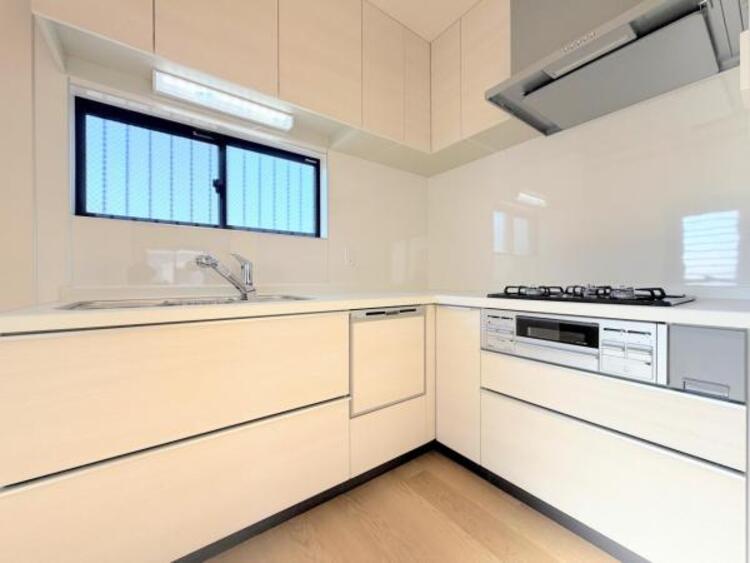 キッチン ●〇家族で並んでクッキング。皆でわいわい楽しく作るお料理は愛情たっぷりのごちそう。キッチンで過ごす家族時間は大人になっても心に残る素敵なオンリーワンの思い出に。食後の片付けも苦にならない空間です〇●