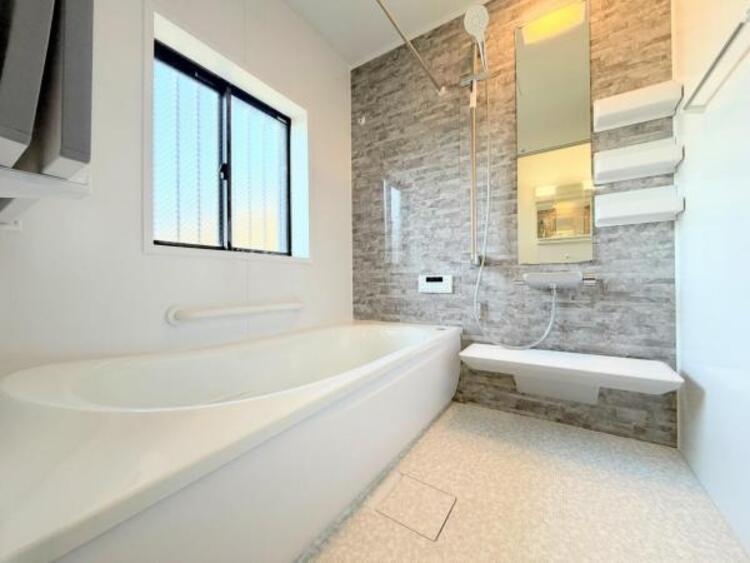 風呂 ●〇ユニットバスはゆったりとくつろげる1坪タイプ。足までしっかりと伸ばせる浴槽は心身ともにしっかりと疲れを癒してくれます。お子様と一緒の入浴でも充分な広さです。バスルームは疲れを癒すくつろぎの場所〇●