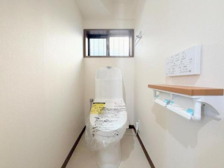 トイレ ●〇ゆとりをもった広さ、白ベースに清潔感ある空間です。もちろんウォシュレットも完備しております。小物を収納するスペースがあるのも良いですね。毎日頻繁に利用する大切な空間だからこそ、こだわりたいです〇●