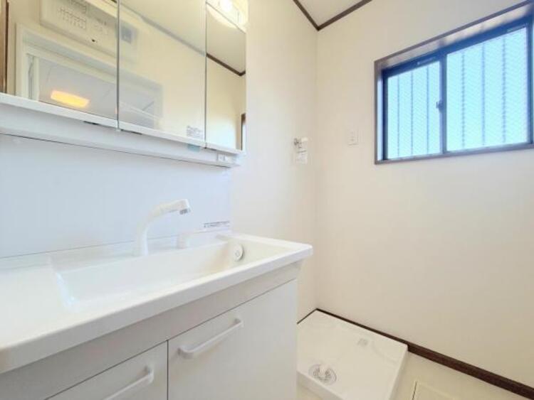 洗面 ●〇平日の朝であっても、落ち着きとくつろぎを感じられる。歯磨き粉が行方不明になるようなごちゃごちゃ感も解消。収納力の高い洗面所です。　コーディネートされた空間で気持ちよく身だしなみを整えられます　〇●