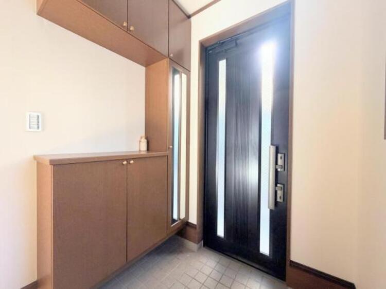 その他 ●〇住まいの第一印象を決める玄関スペース。収納力が高い下足入れを設置しており、高級感と清潔感を演出しました。小窓からの採光で明るい設計です。気持ちの良い気分でお出かけする事ができ、帰宅時も良い気分〇●