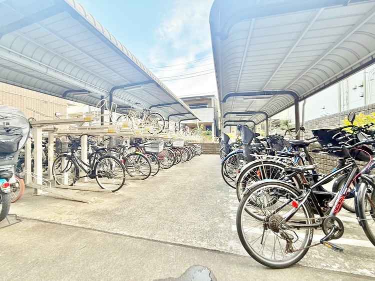 設備 整理整頓された駐輪場で、管理体制の良好さがうかがえます。
