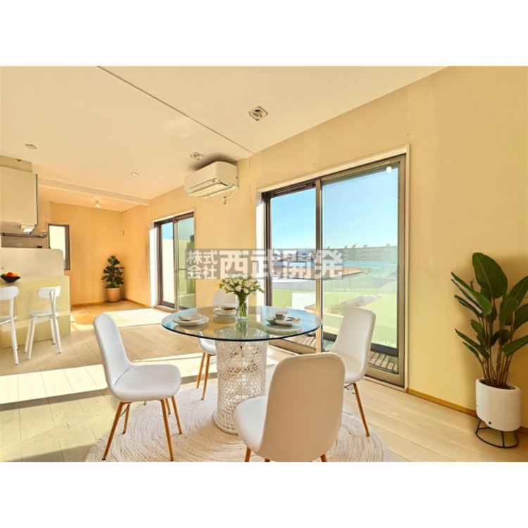 居間 配置してある家具や小物はCGによるイメージです。