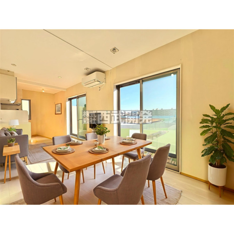 居間 配置してある家具や小物はCGによるイメージです。