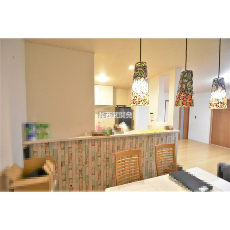 居間 広々18.5帖のＬＤＫは家族みんなの快適空間です。お食事したりおしゃべりしたり、家族の絆を育むセントラルスペースです。