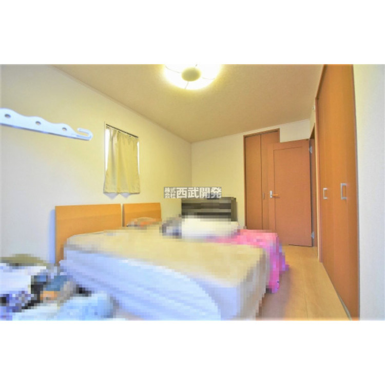 居間 洋室7.5帖・住まう方自身でカスタマイズして頂けるようにシンプルにデザインされた室内。自由度が高いので家具やレイアウトでお好みの空間を創り上げられます。