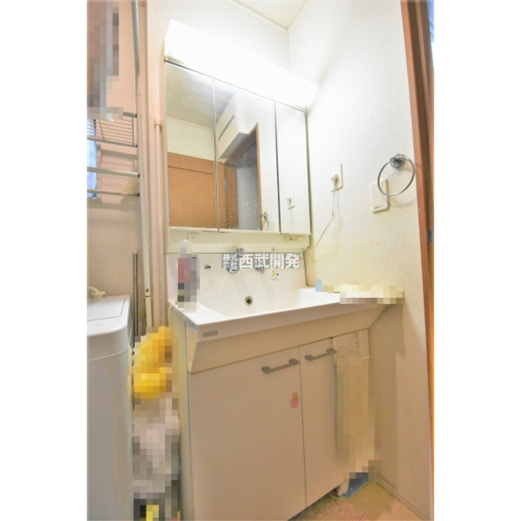 洗面 収納力と機能性に優れた三面鏡洗面化粧台です。鏡の裏は収納スペースになっていますので、すっきり清潔に保てます。