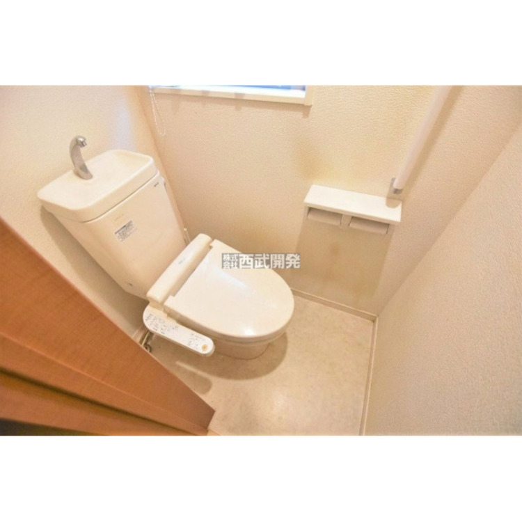トイレ AIの加工により家具・小物等を除去してあります。いつも綺麗に清潔に、ウォッシュレット付きトイレです。もちろん窓も付いてるので空気の入れ替えも楽にできます。
