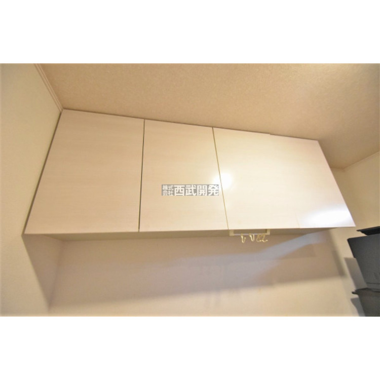 収納 壁上部や天井に直接取付けられた棚。キッチンなどで流し台等の上部の空いた空間に設置され、ストックや缶詰などの保存食、鍋や鉄板といったあまり使わないものを収納出来ます。