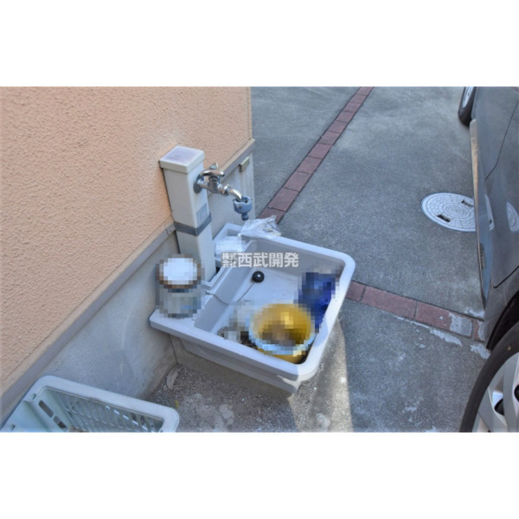 設備 立水栓（りっすいせん）とは、屋外に設置する柱状の水栓のことを指します。立水栓は玄関の近くや庭、テラスなどに設置され、家周りの掃除や、庭に植えた植物の水やり、自家用車の洗車などに使われます。