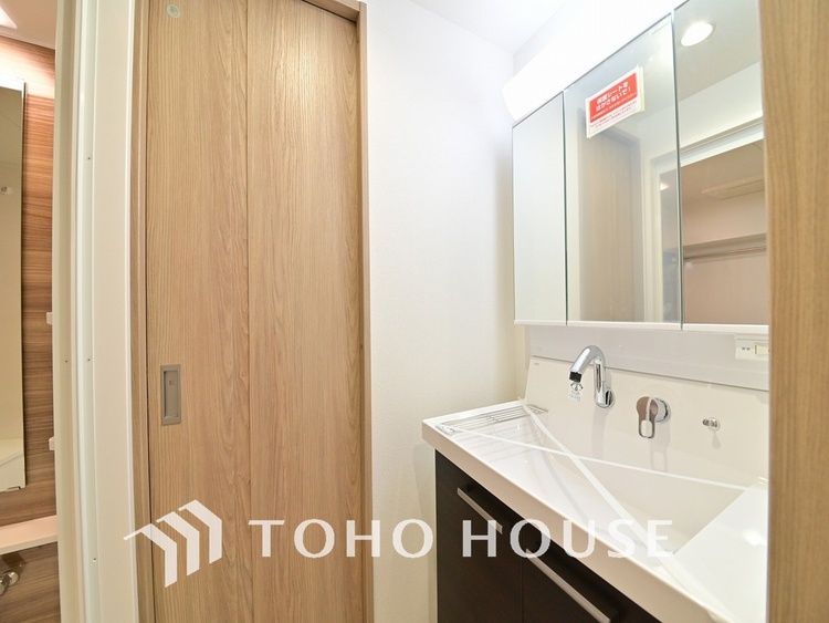 洗面 新規設置の洗面化粧台。収納豊富で使い勝手の良い3面鏡です