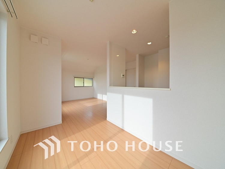 内装 約21帖のゆったりLDKは家族団欒の空間、会話もはずむ明るいリビング